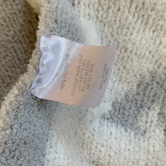 2 Baby Blankets - Picture 5 of 6